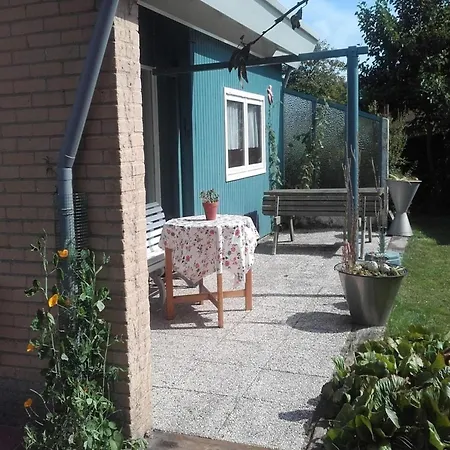 With A Sunny Garden בית נופש