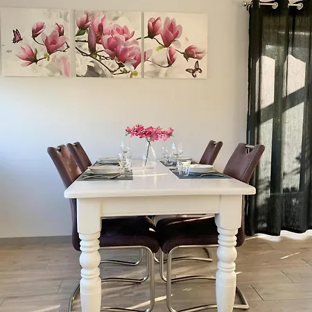 With A Sunny Garden * Sint Maartensvlotbrug