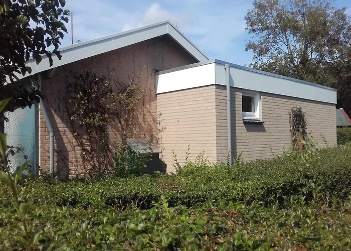 With A Sunny Garden Hébergement de vacances Sint Maartensvlotbrug